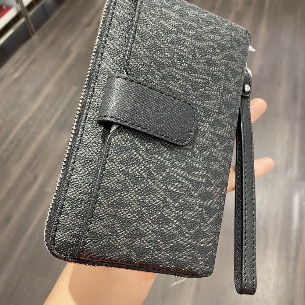 MK JST MD ZIP PHONE WRISTLET BLACKSIGNATURE_3